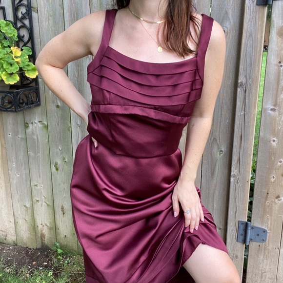 Wine coloured formal dress - Picture 3 of 9